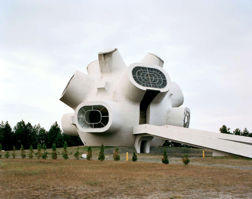 likeafieldmouse:  Jan Kempenaers - Spomenik: The End of HIstory (2006-9) There are hundreds of these spomeniks (monuments) scattered throughout villages and rural landscapes in the former Yugoslavia. “Le Corbusier’s concept of ‘radiant city’