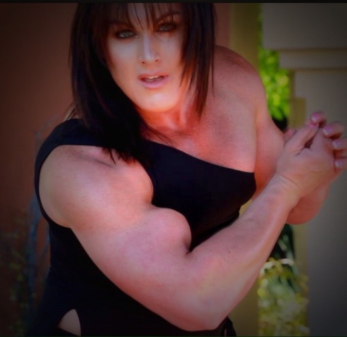 lv4femalemuscle:  I love how Michelle’s biceps pop to attention on command