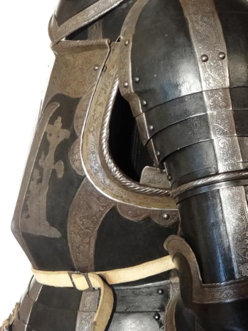 mindhost:  Trabharnisch armourKnown as a ”Trabharnisch” this type of armour had  evolved from a style of lighter suits that seem to have appeared in the  1540’s. The Trabharnisch provided effective protection at  a price that was cheap compared