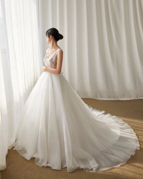 Like something straight out of a fairy tale&hellip; Say hello to the Lydia Gown from #LilyWhite2