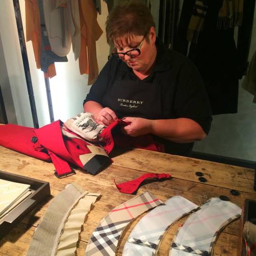 Was fantastic to see this lady in action adding the signature @burberry pattern to a trench coat #be