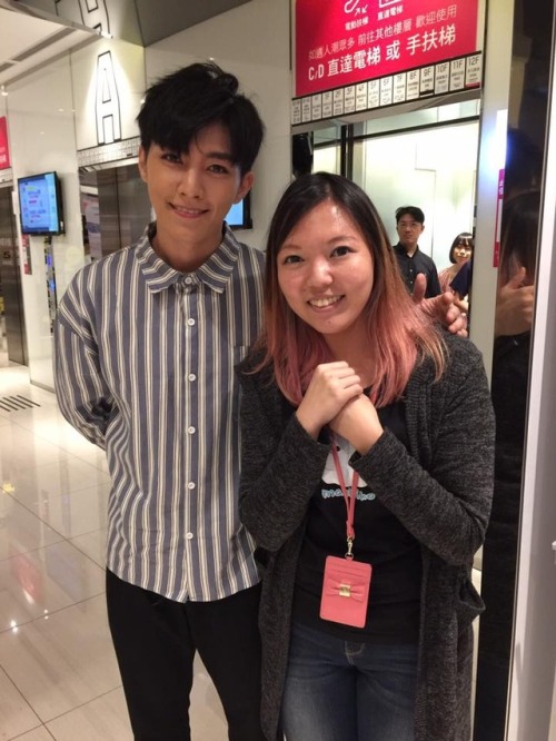 2017.05.06 Aaron Yan was spotted by a fan in public at Syntrend Creative Park, Taipei|| via (林皖昀)