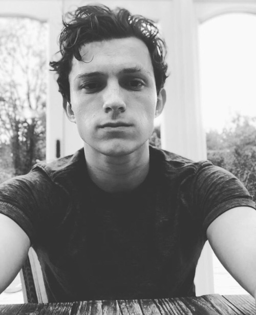 FIRST, TOM POSTS THAT ONE SELFIE WHICH IS JUSTwOW