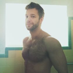 furjacked:  malefeed:   liam_bro86: Time for a trim [x]   Damn fine! 