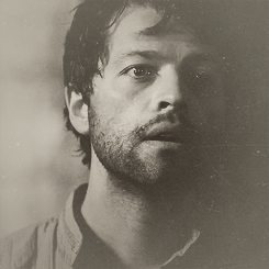 touchmishaswormstache:  4 gifs of Endverse Castiel [requested by michi-me.]  “Why not bang a few gongs before the lights go out? But then that’s, that’s just how I roll.”  