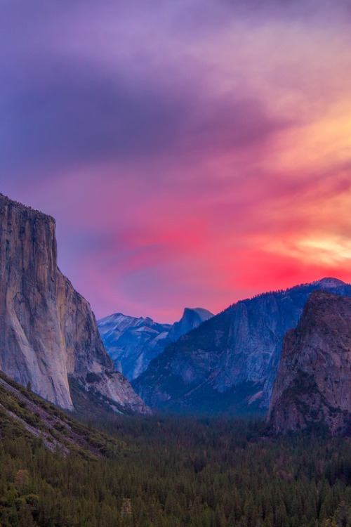 sundxwn:  Tunnel View Glow by Shumon Saito 