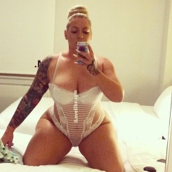 elkestallion:  ..hips and thighs, oh my!!! #thick #sexy #curves #thighs #hips #nyc #nights #iloveElke #elke #german #bombshell #beauty www.iLoveElke.com 😜🌃🗽🌛🎂