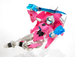 bitterbuttercups:Iron Factory Arcee! I spear to god, I will buy every girl Iron Factory does at this scale. And I thought WINDBLADE was awesome! Arcee is fantastic, and her weapons are AMAZING!