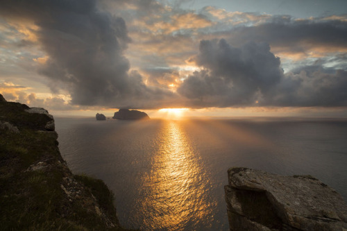 te5seract:    Sunrise over Boreray St Kilda &  Sunrise over Boreray St Kilda  by  peter spencer