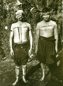 fetishisticanthropology:Bailarines de la Danza del Avestruz: Choike Purrun. Fotografía de Claude M. Janvier. 1930. En: “Mapuche. Fotografías Siglos XIX y XX. Construcción de un Imaginario”. Margarita Alvarado, Pedro Mege, Christian Báez. Editorial