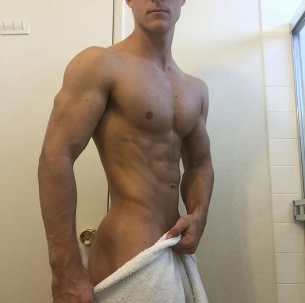 sprinkledpeen:   Alex Cypriano’s towel selfies  