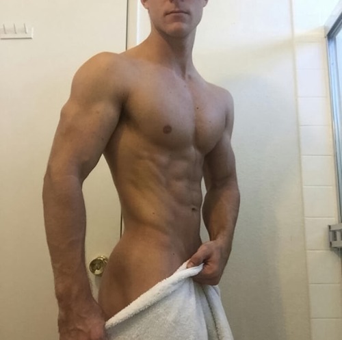 sprinkledpeen:   Alex Cypriano’s towel selfies  