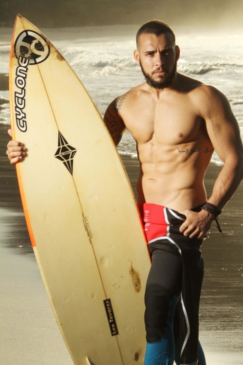 decejossecretos:    DIEGO TAVARES   Diego Tavares é musico do Grupo de Pagode Zona Sul, que em 2010 ganharam o tão concorrido Garagem do Faustão. Por sua beleza se destacar nas horas vagas atua como modelo em sua cidade e regiões. Na pele de um surfista
