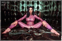 1kng:Megan in einem Lilatransparentem Latexcatsuit in einem Rubberroom