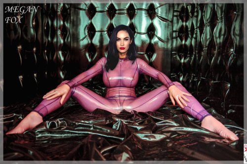 Porn Pics 1kng:Megan in einem Lilatransparentem Latexcatsuit