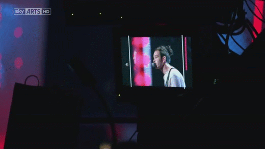 maryanne-omg:  // when even the cameraman is a Matty manbun enthusiast // 