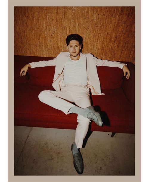 dailyniallnews:niallhoran: PINK to make the girls wink @nbcsnl@christiantierney