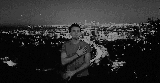 newsbrokenscene:  but now that I’m broken