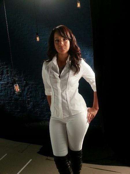 this lady is in her 40s and she still looks insanely beautiful some women age like fine wine and lisa raye is 1 of em :)