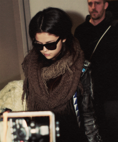 odeszas:   selena gomez + scarves  