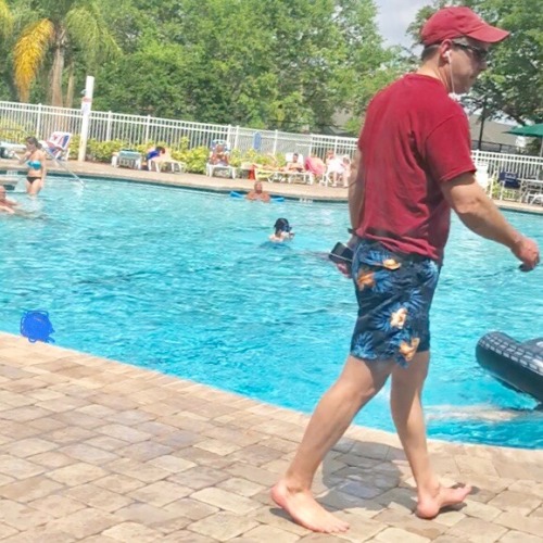 daddiesonthego:New England Vacation Bro Daddy enjoying a leisurely day by the pool.