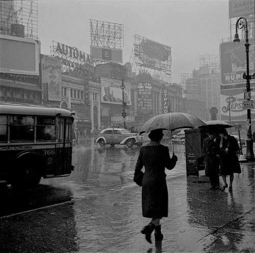 luzfosca:John Vachon. Another look at Time square on a rainy day, New York, March 1943.
