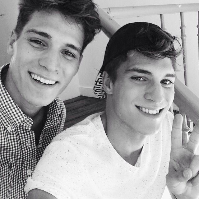 estefur:  Hot twins