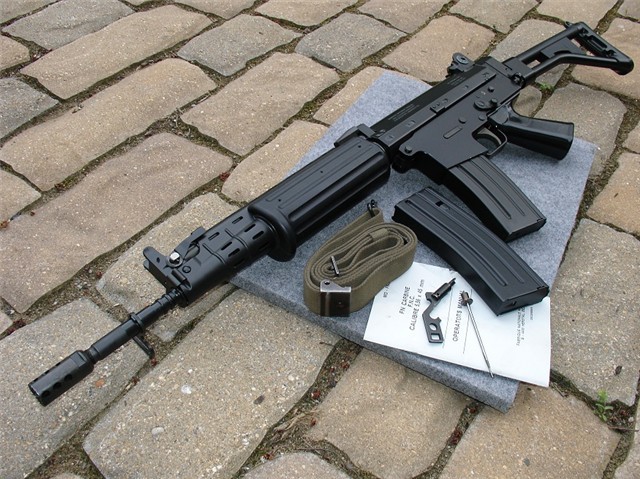 gunrunnerhell:  FN FNC Paratrooper A fairly rare 5.56x45mm rifle, it looks like the