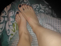 ladypapillonxxx:  Feetz for you freakz ;) 
