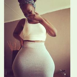 widehips-phatass:African woman with #widehips