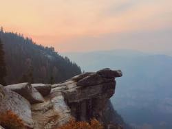 l2ex:  Overhanging Rock at Sunset | Glacier Point | Yosemite, CA #VSCOcam #yosemite #glacierpoint #sunset #latergram  (at Glacier Point)