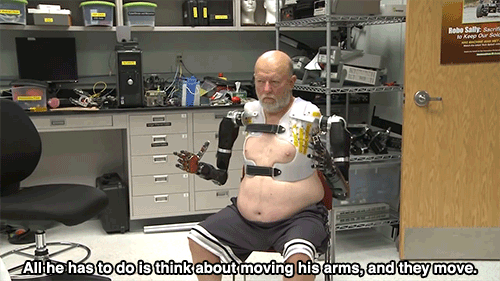 kintatsujo:  gentlemanbones:  handsome-princess:  huffingtonpost:  Man Successfully Controls 2 Prosthetic Arms With Just His Thoughts Les Baugh is the first bilateral shoulder-level amputee to wear two Modular Prosthetic Limbs at once, according to the