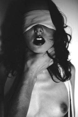 ravenouscraving:  m-as-tu-vu:  Colin-Maillard..*  … Next I will bring my lips in close to yours … I want to taste your soul … Your breath…. I need to taste the exhale of your pleasure as she licks, laps, sucks and savors you as you cum for us