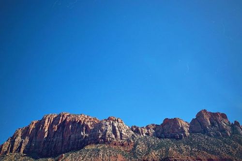 Zion . . . #shotoniphone #shotonmoment #momentwide #nationalparks #rnifilms #zionnationalpark http:/