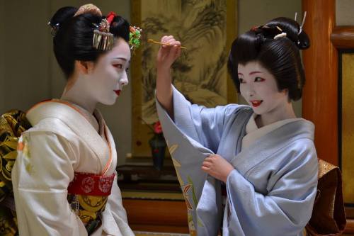 oiran-geisha: Maiko Mamefuji and the geiko Toshimana in a super cute scene. (Source)