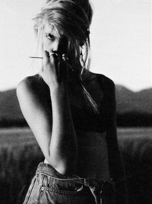 80s90sthrowback: Laura Dern photographed by Kurt Markus for Interview Magazine, 1990.