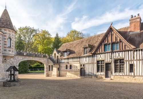 theladyintweed:Stunning Fairytale Chateau 1 Hour Outside Paris For Sale 18 bedrooms27 acres of land 
