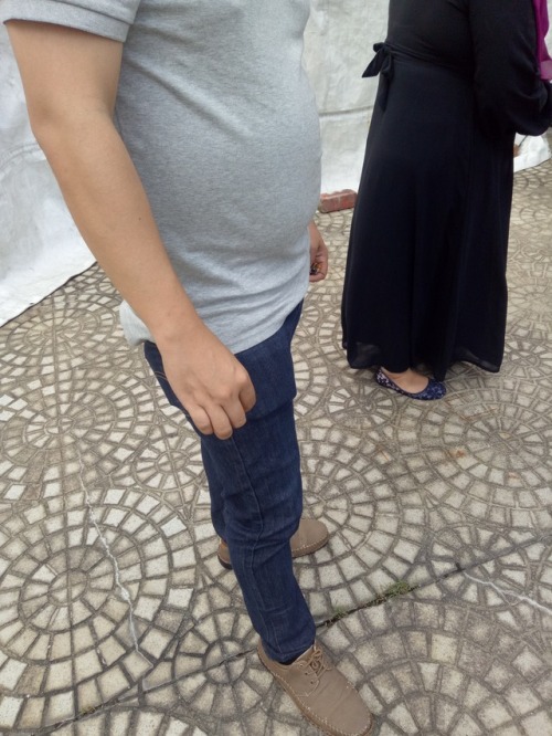 blogartus: potsandpits:Today’s tummy snaps That much belly can’t be hidden by loose-fitt