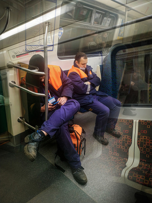 Gentlemen are resting in the subway.Ph:DanSpbinst: @danspbway