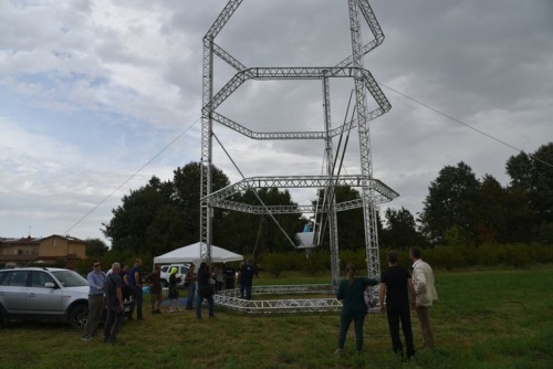 reinamunciveng:World’s Largest Delta 3D Printer- It can build entire houses out of mud or clay… Th