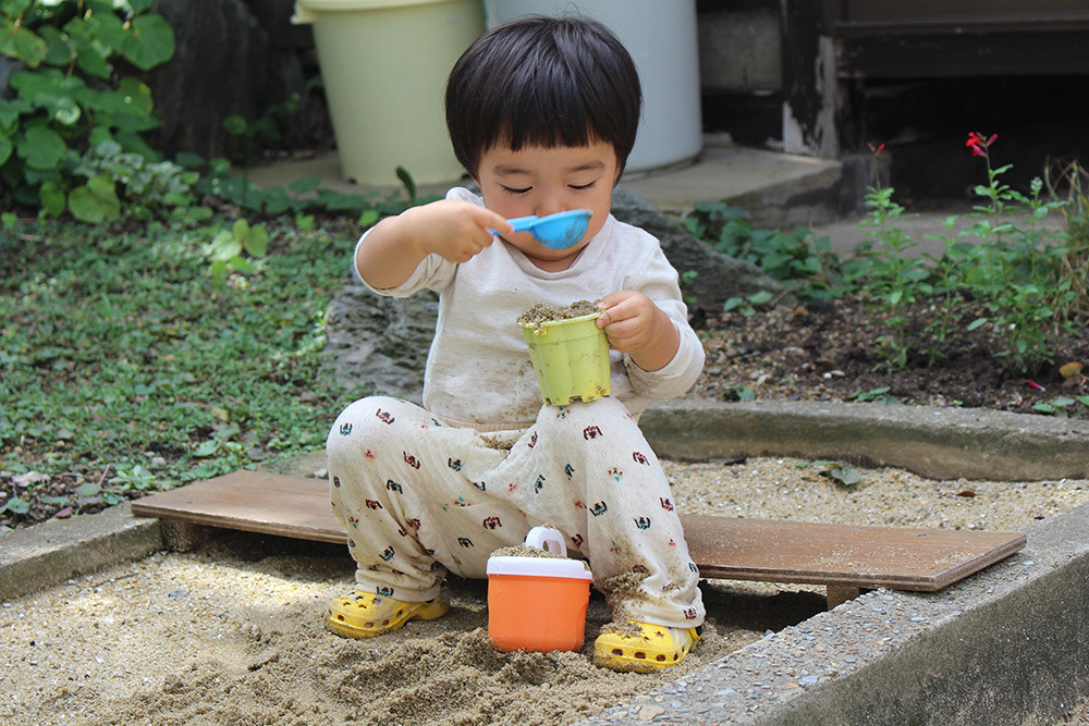 起きて朝ごはん食べてすぐに砂場に直行し、水でびちょびちょ＆砂まみれになる娘さん。