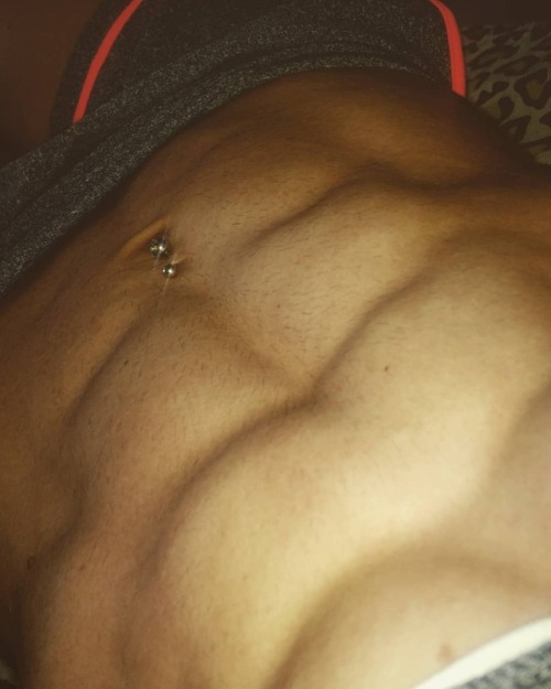 hairyfemalemuscles:Hairy female abs