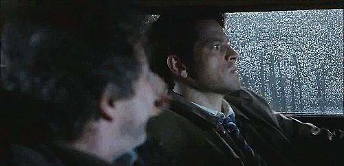 jackhawksmoor:livebloggingmydescentintomadness:finecas:Cas punching Metatron in the 10x18 promoi screamedomg this is like joffrey getting slapped on game of thrones
