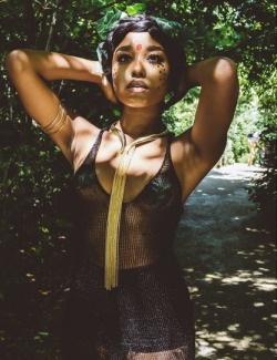 blackbeautyappreciation:   http://lostqueens.com http://shop.lostqueens.com  June/July collection called Secret Garden. Drops 6/19. Instagram: http://instagram.com/lost.queens Continuar lendo