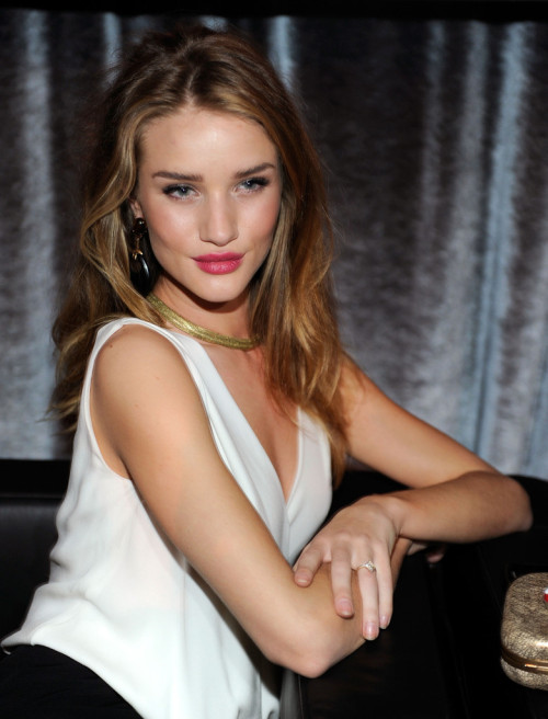 bombshell-fantasy: Rosie Huntington-Whiteley.Posing at the Weinstein Company’s Golden Globe Aw