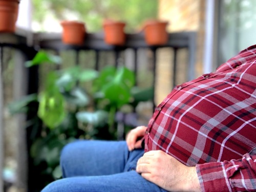 bigwolfcakebelly:Only reason this gut hasn’t burst out this size small shirt is
