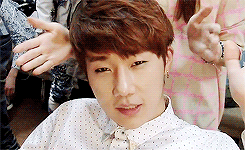 yuu-n:  sunggyu being interviewed while the coordinoona fixes his hair  