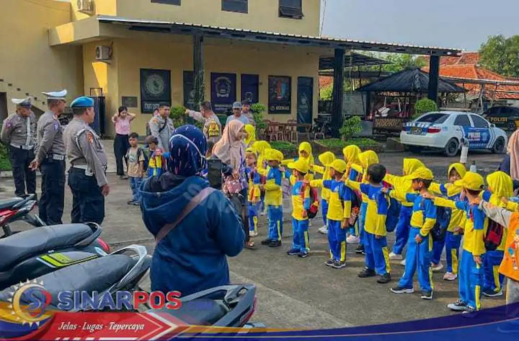 Polsek Klari Terima Kunjungan PAUD RA. AL AMIN, Edukatif Mengenai Tugas Polisi Sejak Usia Dini