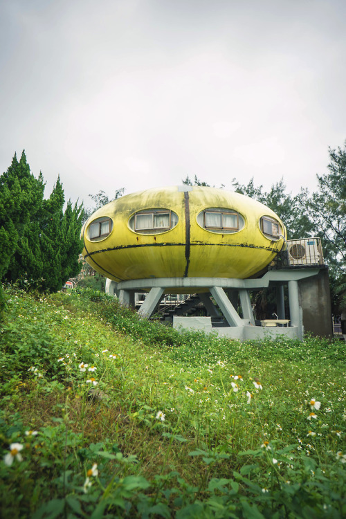 abracatastrofe: elugraphy: 台湾のUFO型ハウスAbandoned UFO houses in Taiwan. ️