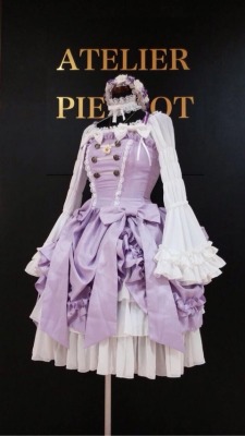 steampunk-and-junk:  ATELIER-PIERROT 幻想曲コルセットワンピース   ¥26,000+tax アスピレーションズブラウス   ¥13,800+tax チョーカー   ¥3,600+tax atelier Beatrice  カチューシャ   ¥5,800+taxAlice Garden  ネックレス